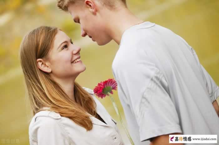 当男人遇到“灵魂”伴侣，会有这2种抑制不住的表现(图1)