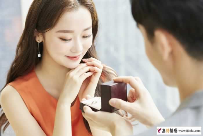 最适合女生的两种恋爱年龄差(图2)