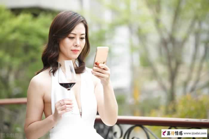 跟中年女人约会，浪漫已过时，现在流行这3种状态(图1)