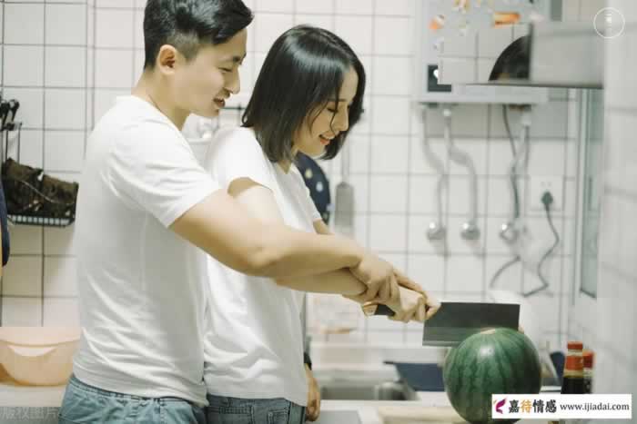 女人还是原配好，离婚娶了小娇妻，肠子悔青了(图1)