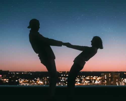 男人出轨后回归，妻子情绪反复，仍走不出背叛阴影，该怎么办？(图1)