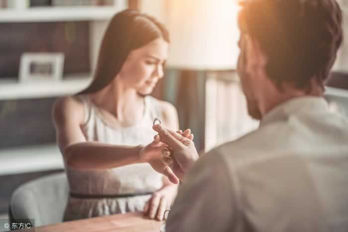 男友总是跟前任保持联系，该怎么挽回呢？(图3)
