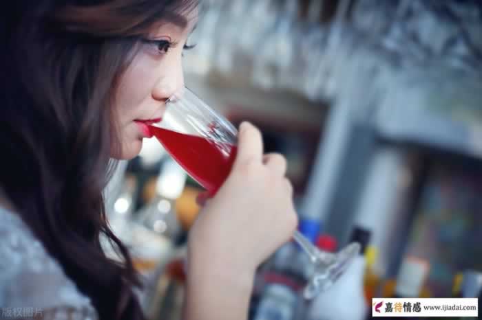 女人主动做这些事，是喜欢你，别不懂(图1)