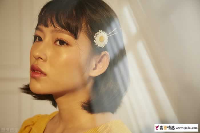 女人缺了爱，会有这3种“情不自禁”的异常表现(图1)
