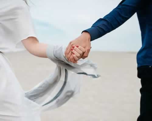 父母不同意嫁的那么远 - 恋来情感网