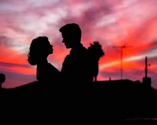 怎样给前女友惊喜挽回她 - 恋来情感网