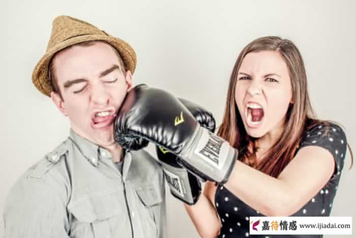 低位挽回的四个表现，原配这样做，就是在助长男人出轨的气焰(图1)