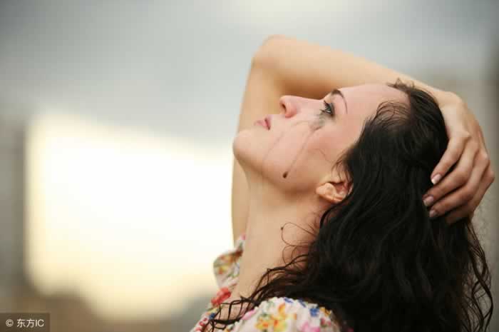 常做这三件事的女人，根本不爱你，男人别傻了(图1)